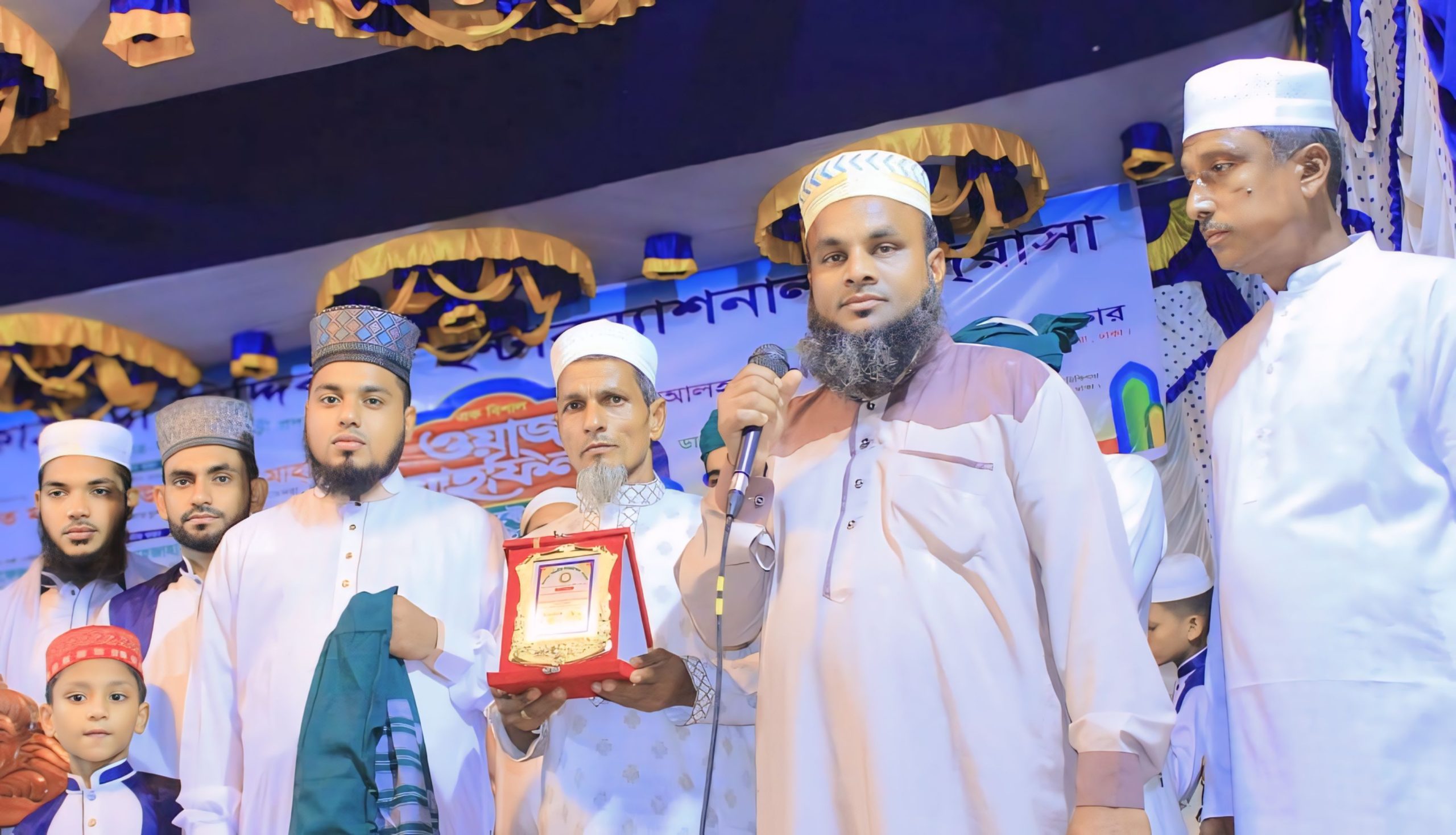 মাদ্রাসার মাহফিলের দৃশ্য