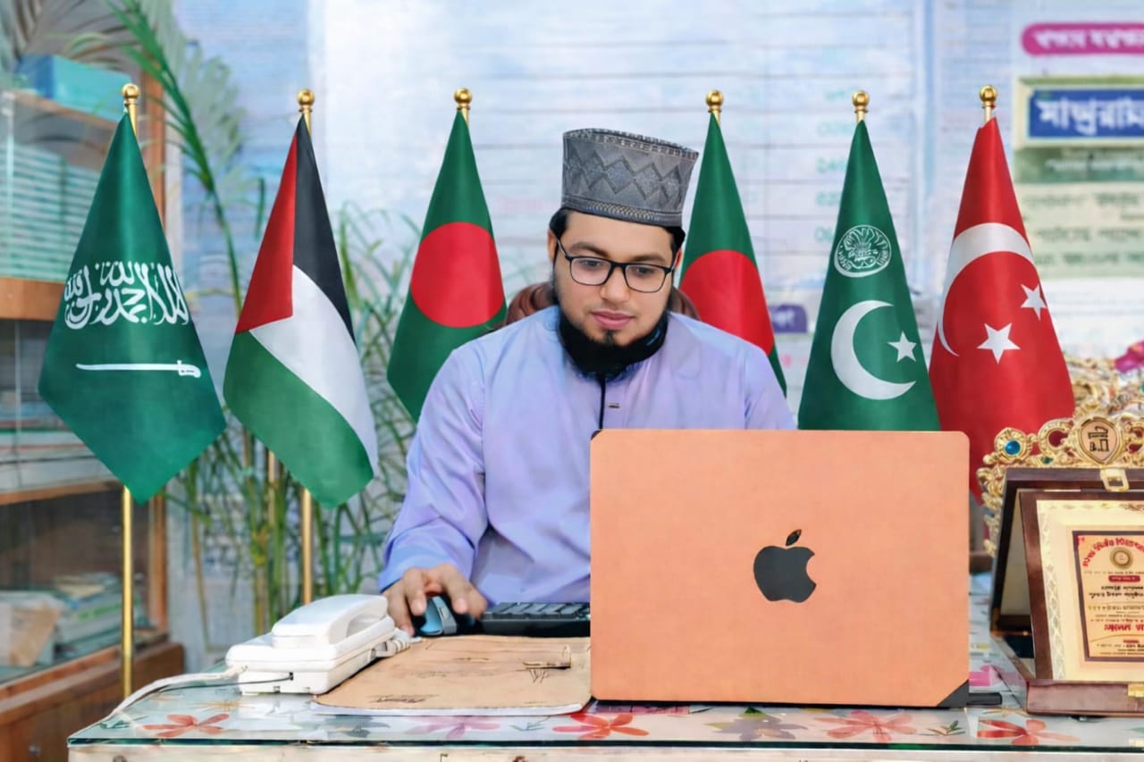 প্রতিষ্ঠাতা পরিচালক